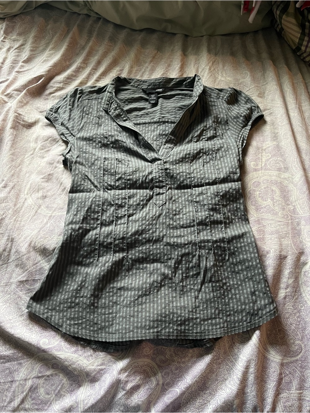 H&M Striped Cap Sleeve Blouse Split V-Neck Grey Black Y2K Office